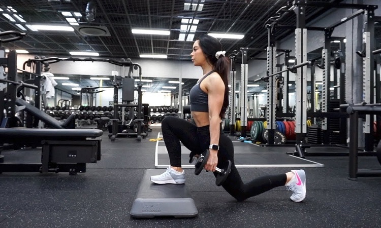 Reverse lunge exercise