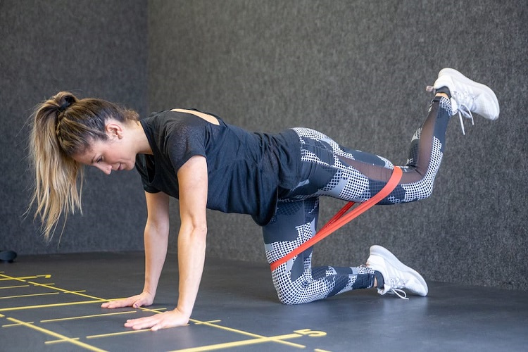 Straight-leg donkey kick
