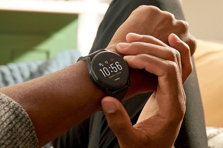 What is the Difference Between a Tracker and a Smartwatch?